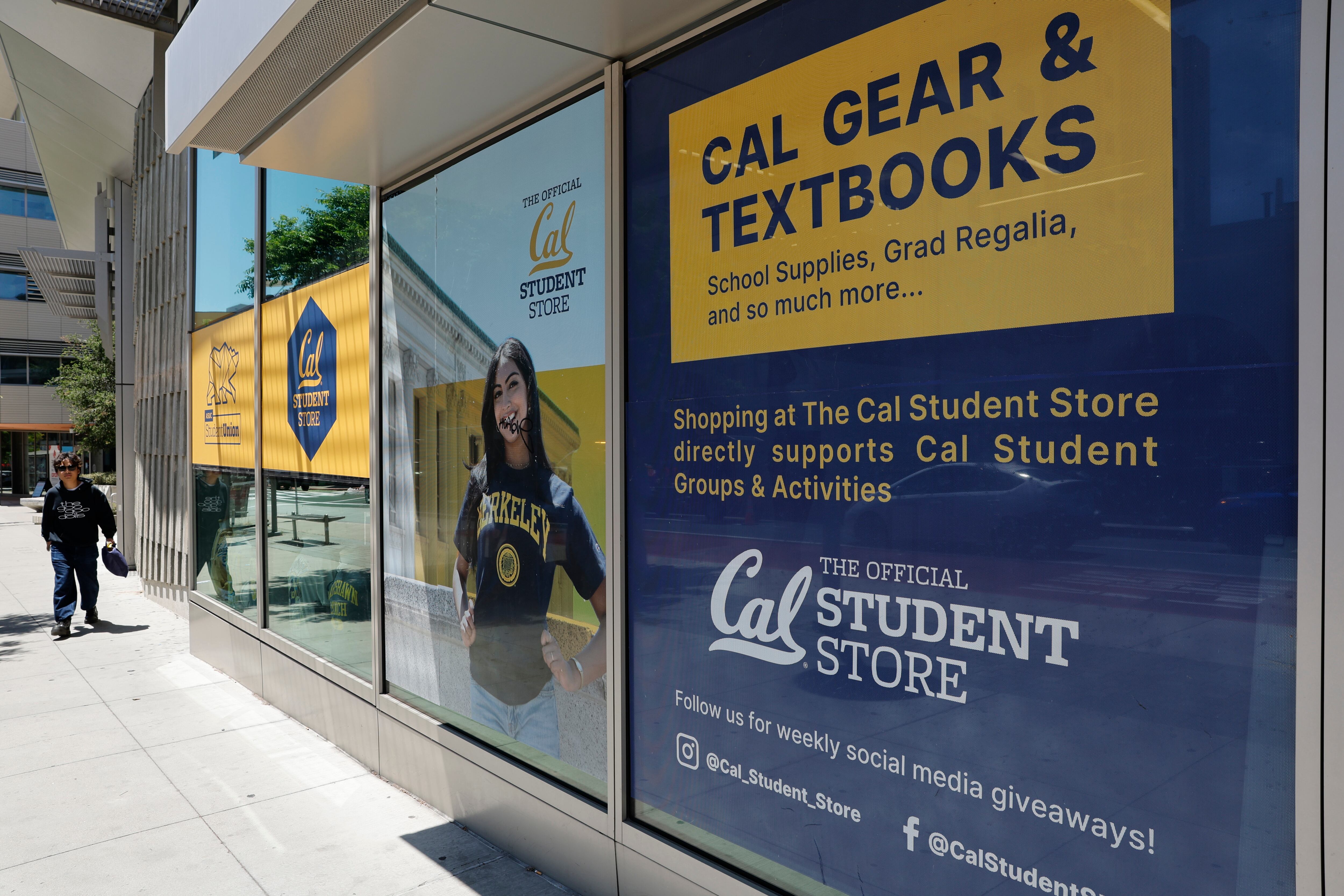 Una persona camina per la botiga d&#039;estudiants al campus de la Universitat de Califòrnia a Berkeley, Califòrnia, als EUA.