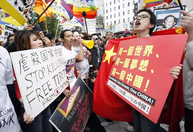 La antorcha olímpica es recibida por más de un millar de manifestantes pro-tibetanos y pro-chinos en el punto final de su recorrido por Nagano