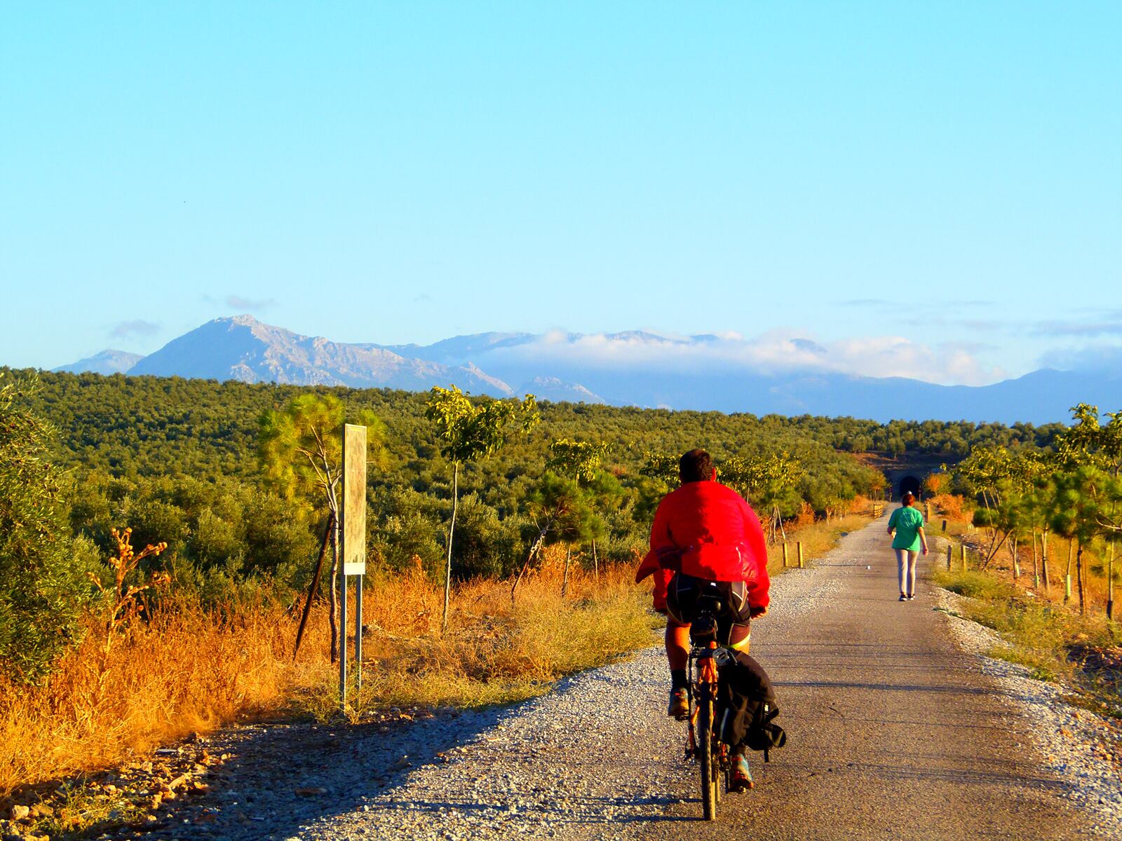 Dos personas en la Vía Verde del Guadalimar.