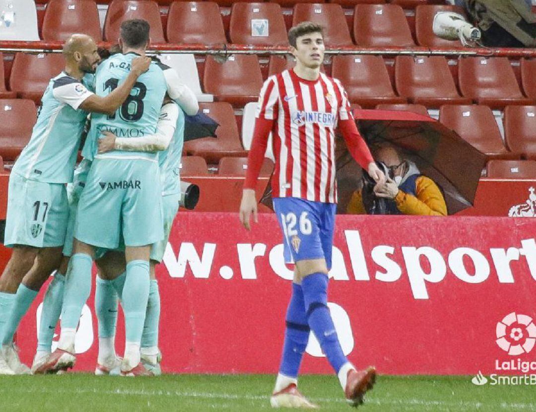 Pablo García se lamenta ante el gol del Huesca. 