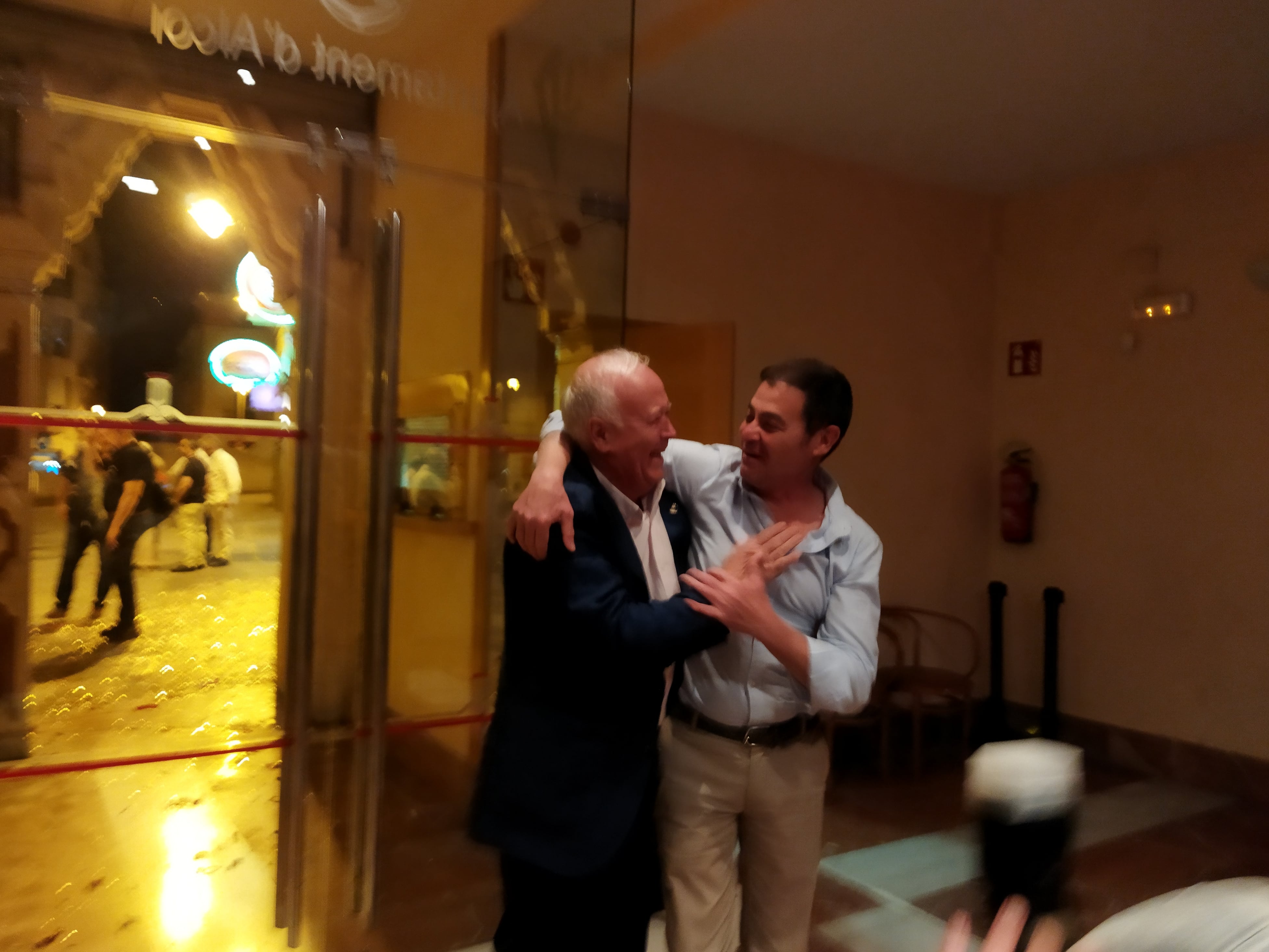 Juan José Olcina, el presidente saliente, felicita a su sucesor Francisco García en el zaguán del Teatre Principal d&#039;Alcoi.