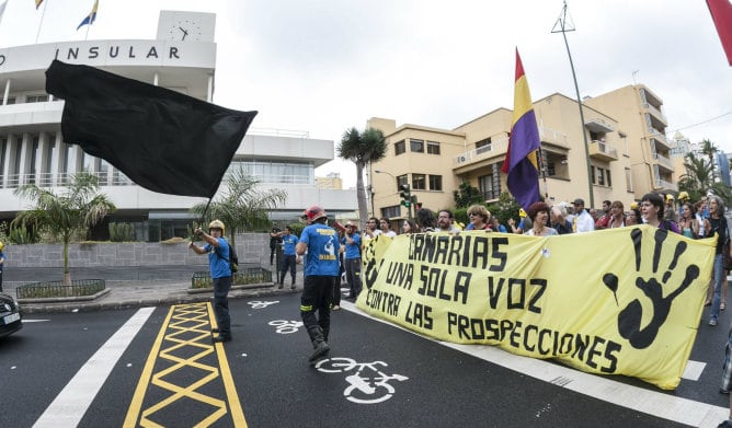 Decenas de personas se manifestaron este lunes a las puertas del Cabildo de Gran Canaria, en contra de las prospecciones petrolíferas