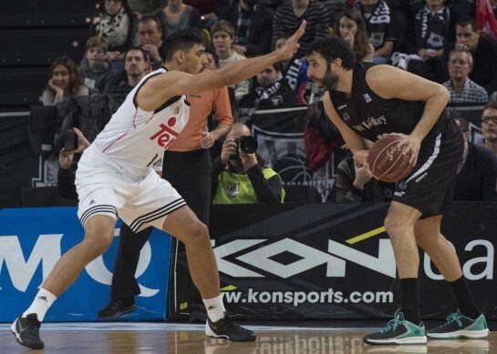 GRA161. BILBAO, 14/12/2014.- El pivot mexicano del Real Madrid, Gustavo Ayón (i) defiende al alero del Bilbao Basket Alex Mumbrú en el partido de la undécima jornada de la liga ACB de baloncesto que se disputa esta tarde en el Bilbao Arena. EFE/MIGUEL TOÑ