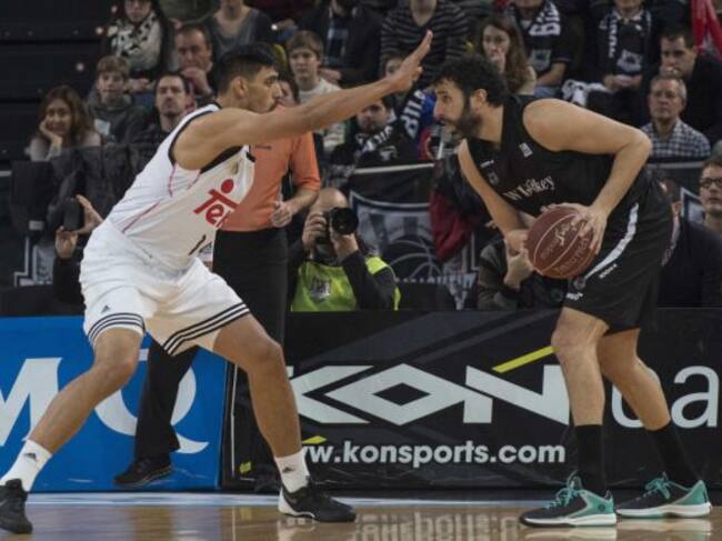 GRA161. BILBAO, 14/12/2014.- El pivot mexicano del Real Madrid, Gustavo Ayón (i) defiende al alero del Bilbao Basket Alex Mumbrú en el partido de la undécima jornada de la liga ACB de baloncesto que se disputa esta tarde en el Bilbao Arena. EFE/MIGUEL TOÑ