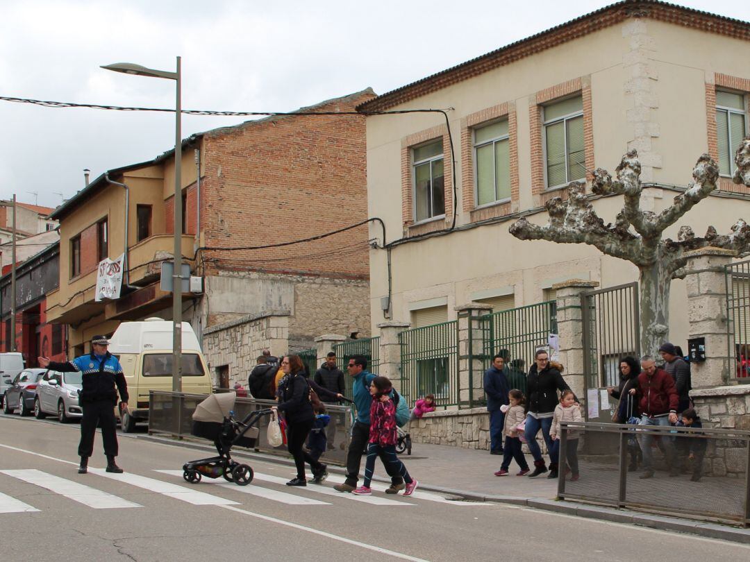 Un agente de Policía Local regula el tráfico a la salida de un colegio