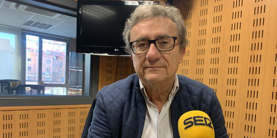 El presidente del Colegio de Médicos de Valladolid, José Luis Almudí, en los estudios de Radio Valladolid