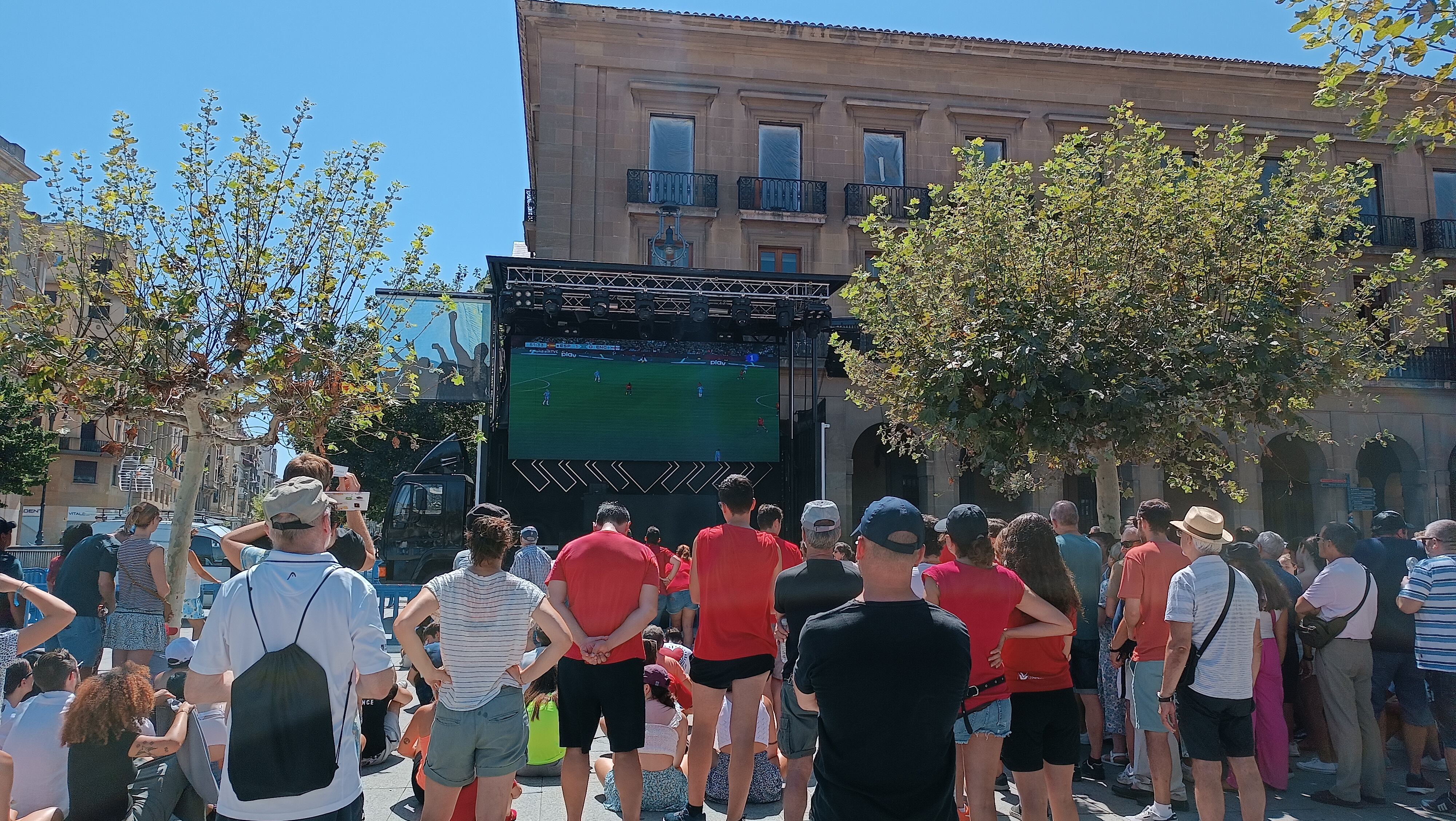 La pantalla gigante situada en la Plaza del Castillo para poder seguir la final del Mundial de fútbol femenino.