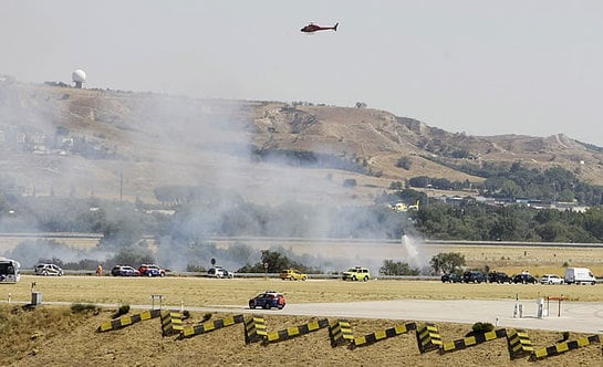 Helicópteros y vehículos de emergencia trabajan en las inmediaciones del lugar de la tragedia, donde se ha estrellado un avión de Spanair con 175 personas a bordo