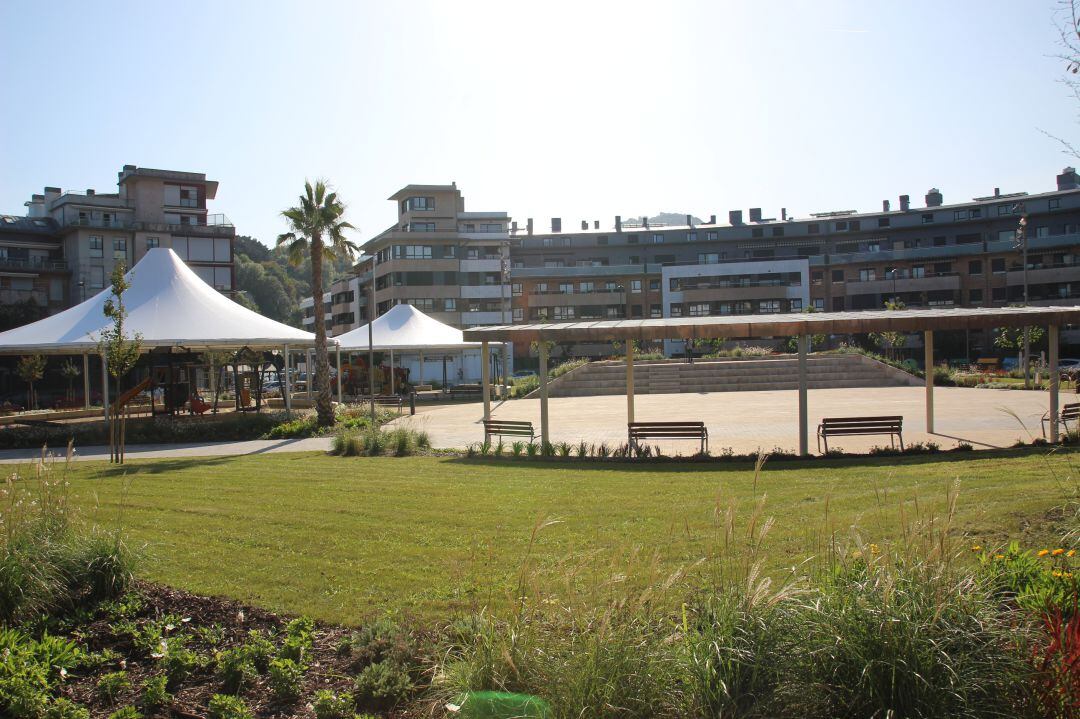 Vista de la una de las zonas de la nueva plaza que incluye juegos infantiles cubiertos. 