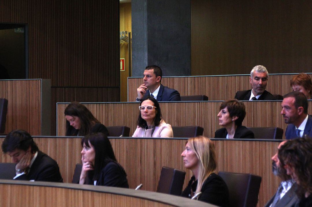 Jordi Gallardo (esquerra superior) al seu escó del grup parlamentari liberal a l'inici de la sessió d'investidura.