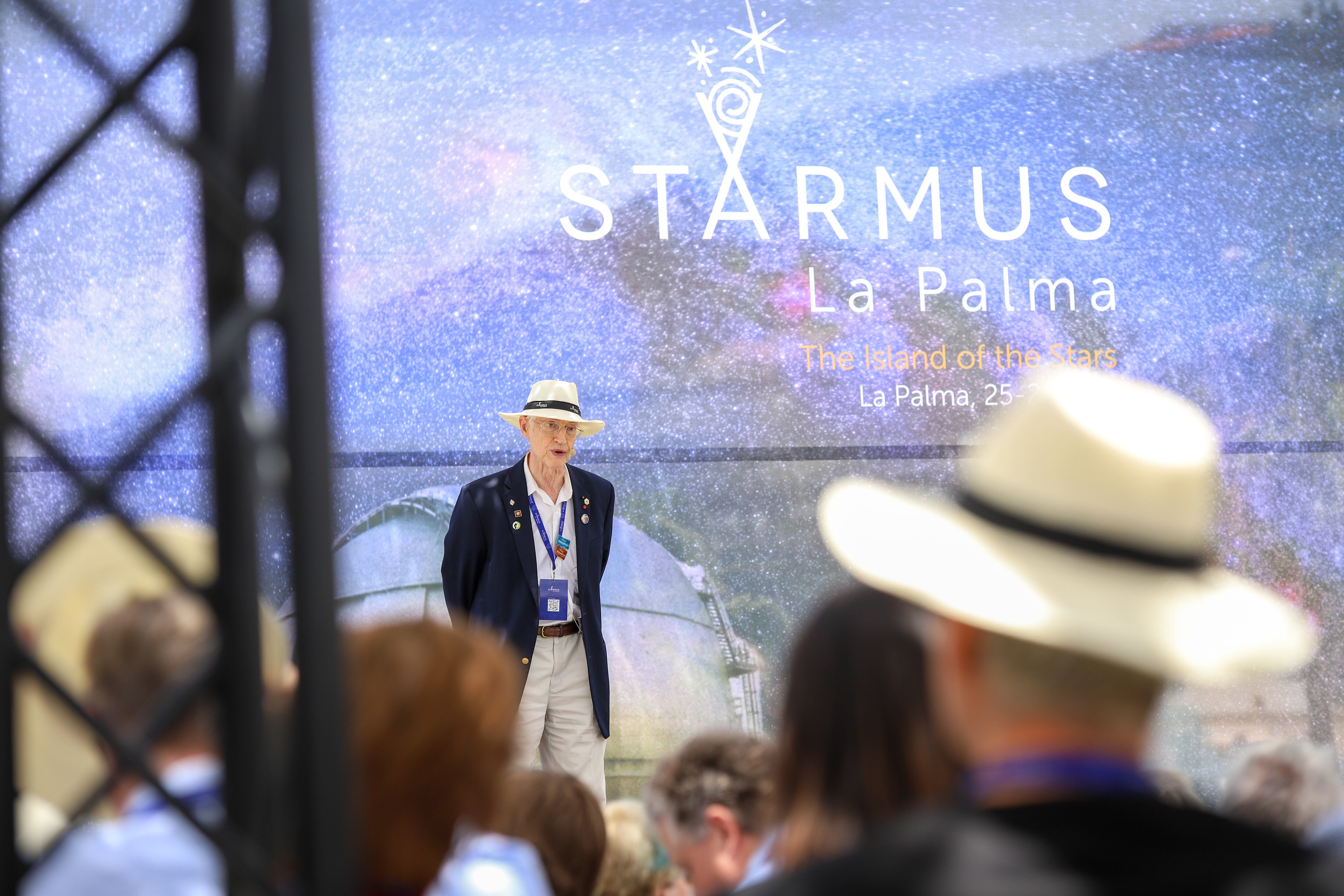 GRAFCAN8289. PUERTO NAOS (TENERIFE) (ESPAÑA), 25/04/2025.- El astrofísico y premio Nobel, John Mather, abre el ciclo de conferencias de este viernes en el Festival Starmus, en una jornada en la que también participarán expertos en biología, física o ciber seguridad. EFE / Luis G Morera