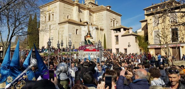 Procesión de la Virgen de las Angustias de Santa María de la Alhambra en Granada el Sábado Santo