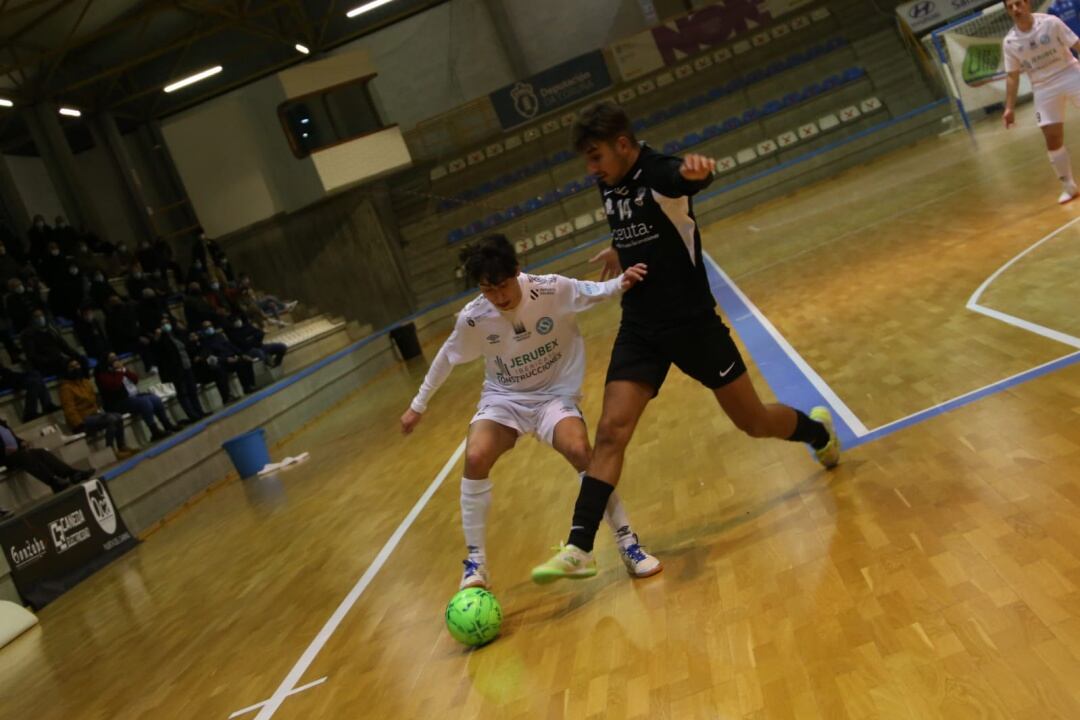 Alberto Mirás controla el balón ante la presión de un jugador del Ceutí