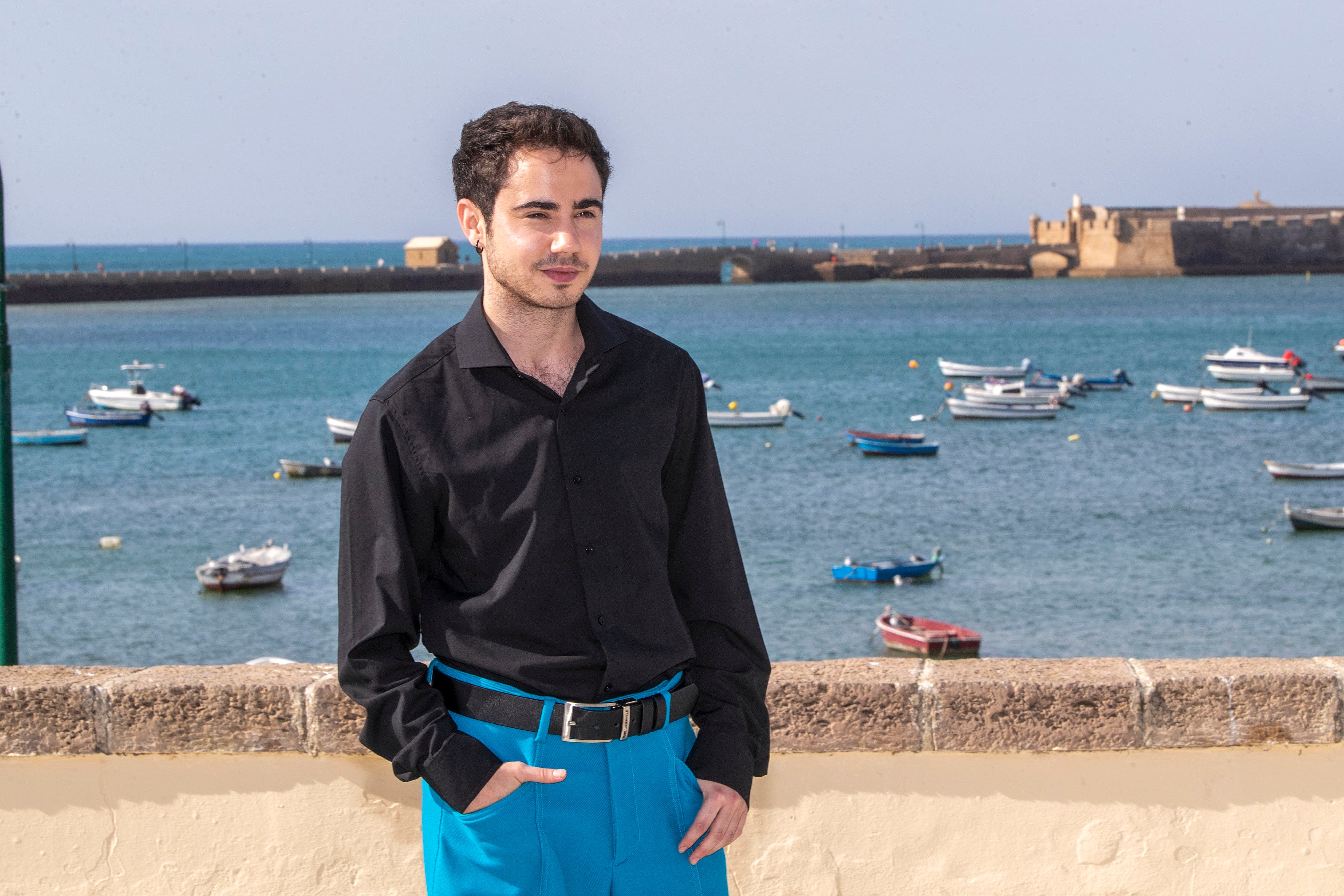 CÁDIZ (ANDALUCÍA), 07/10/2023.- El actor Ander Puig, del equipo de ?Ser o no ser? posa para los fotógrafos este sábado en la playa de la Caleta (Cádiz) dentro del festival South International Series Festival. EFE/Román Ríos
