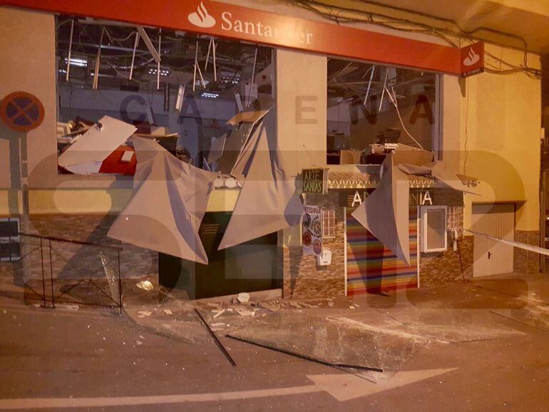 Estado de la fachada de la entidad bancaria tras la explosión esta madrugada en Rincón de la Victoria (Málaga)