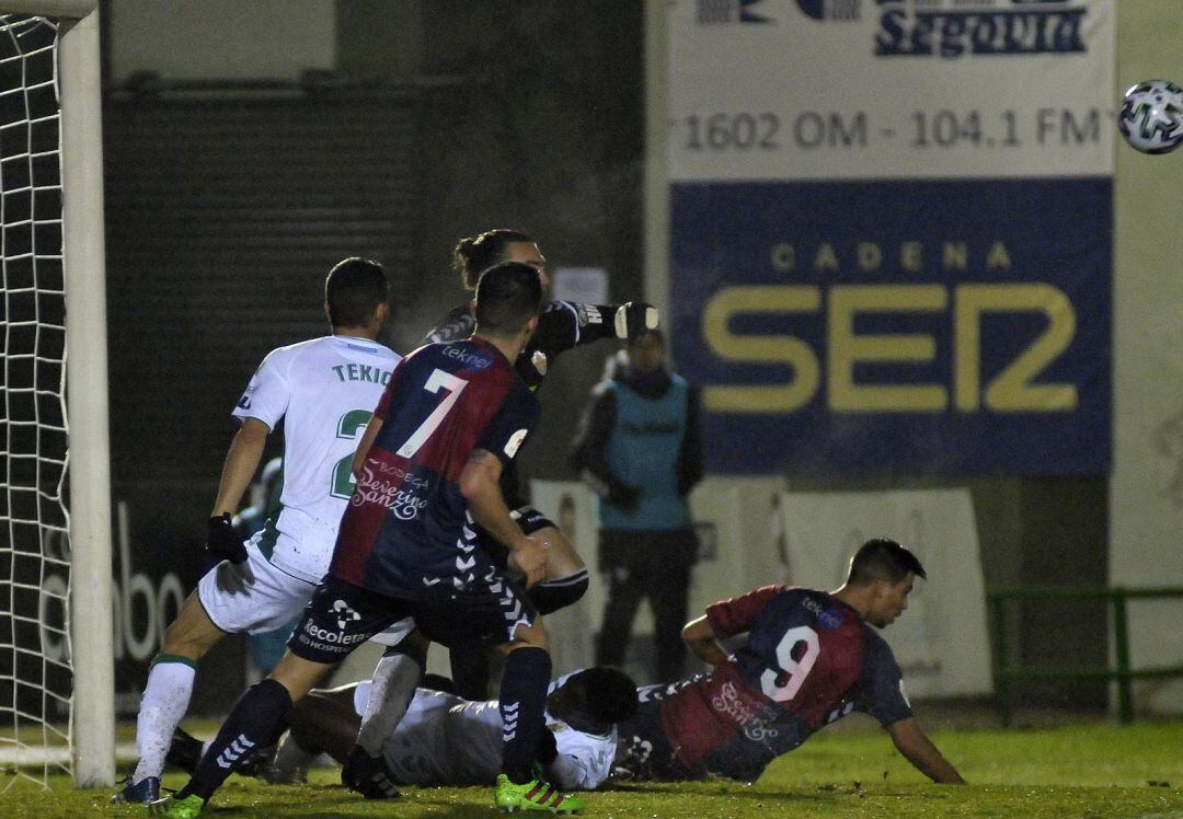 San Román despeja un balón peligroso en el área del Elche