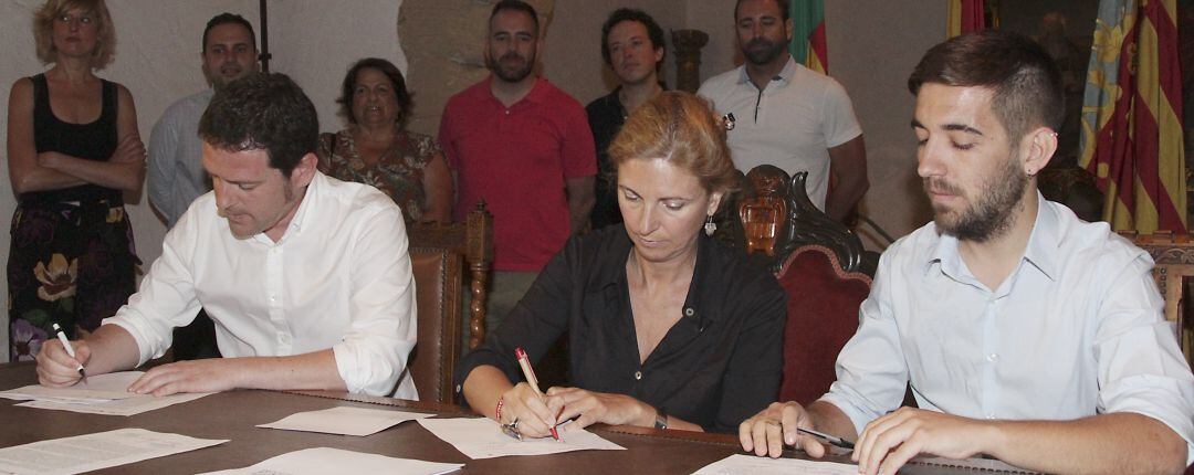 Firma de l&#039;Acord de Fadrell para la formación de gobierno en Castelló