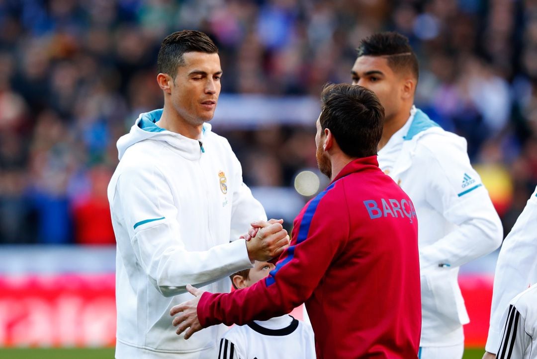 Cristiano y Messi se saludan antes de un Clásico en el Bernabéu