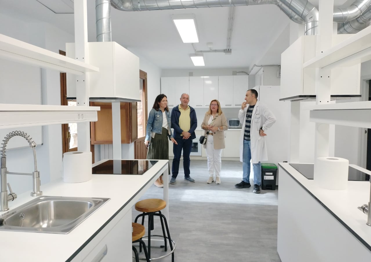 Visita realizada a la nueva cocina por la vicerrectora del Campus de Huesca Marta Liesa, con el decano de la Facultad, Carlos Plana, y los profesores de Nutrición Antonio Vercet e Iva Marques.