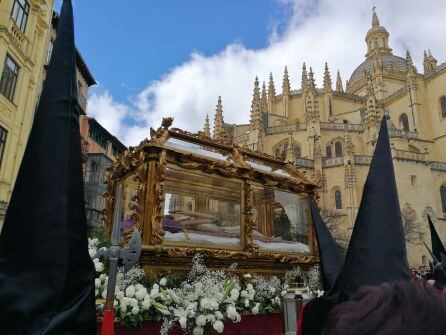 La imagen del Cristo de los Gascones llegando esta mañana a la Catedral