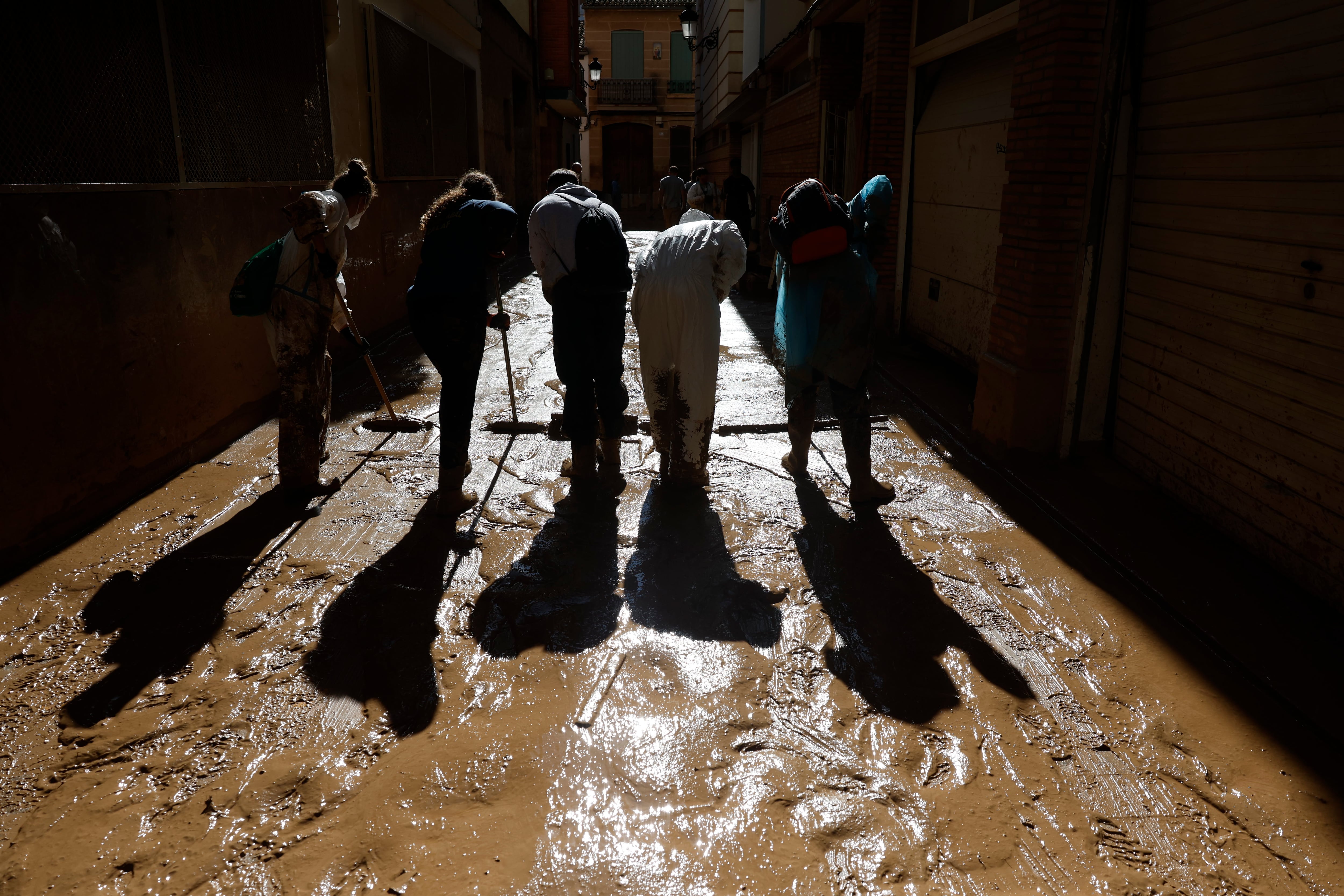 PAIPORTA (VALENCIA), 10/11/2024.- Voluntarios limpian una calle de Paiporta (València), este domingo. Doce días después de la dana, los servicios de emergencia siguen buscando a personas desaparecidas en Valencia e intentan dotar a la zona de servicios básicos, mientras miles de voluntarios colaboran sin descanso en los pueblos arrasados por el agua y se encara una semana que traerá la paulatina reapertura de comunicaciones con el área metropolitana y el centro de España. EFE/ Jorge Zapata
