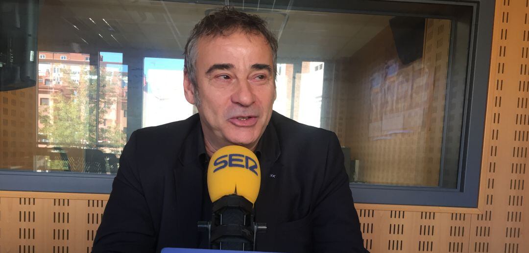 El actor Eduard Fernández, durante la entrevista en los estudios de Radio Valladolid