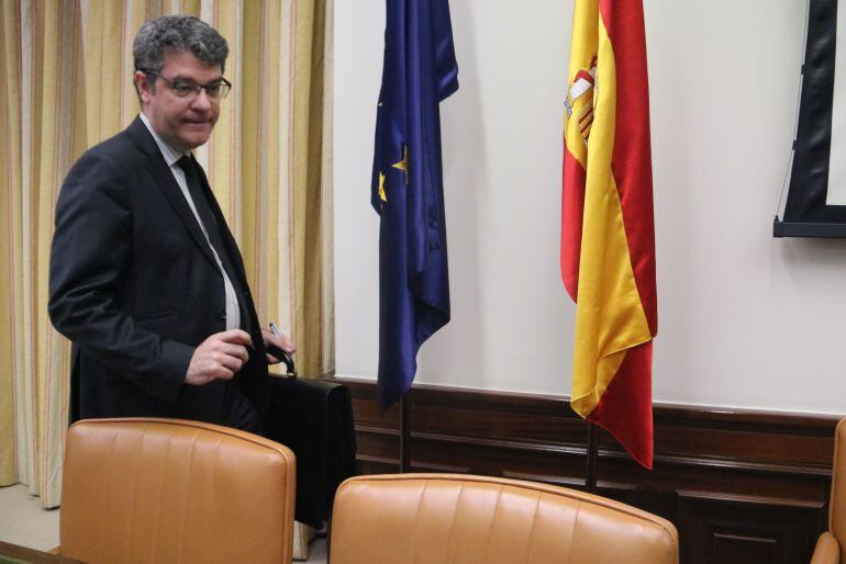 Imatge del ministre Álvaro Nadal entrant a la comissió d&#039;Energia.