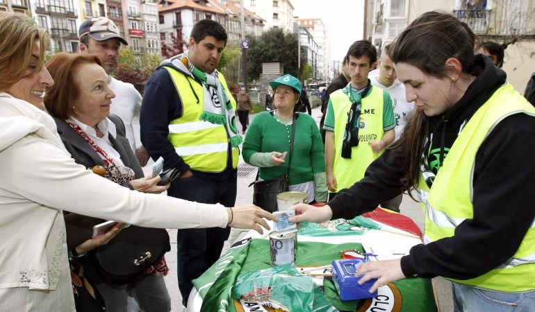 Una de las mesas con voluntarios para recoger aportaciones a la ampliación de capital del Racing de Santander