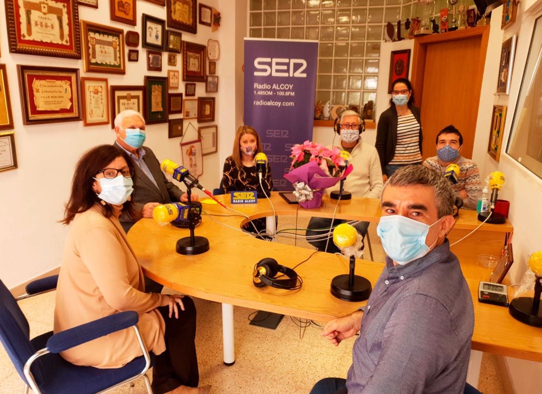 Paco Agulló, Lucía Gadea, Juan Jordá, Celia Úbeda, Gonzalo Belenguer, Maribel Vicedo e Ismael Mayor en el estudio central de Radio Alcoy este 20 de noviembre de 2020.