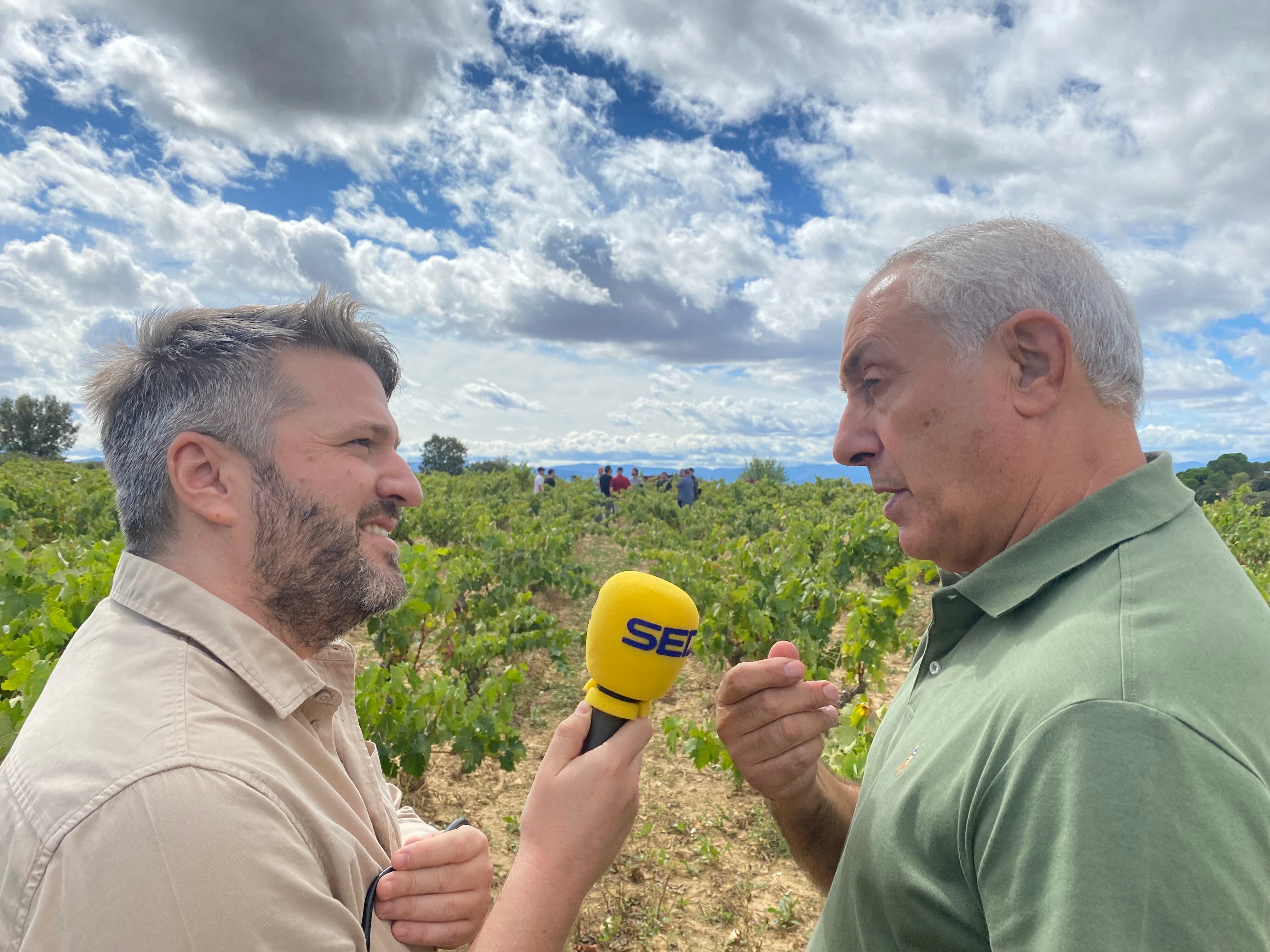 Aimar Bretos habla con el bodeguero Juan Luis Cañas