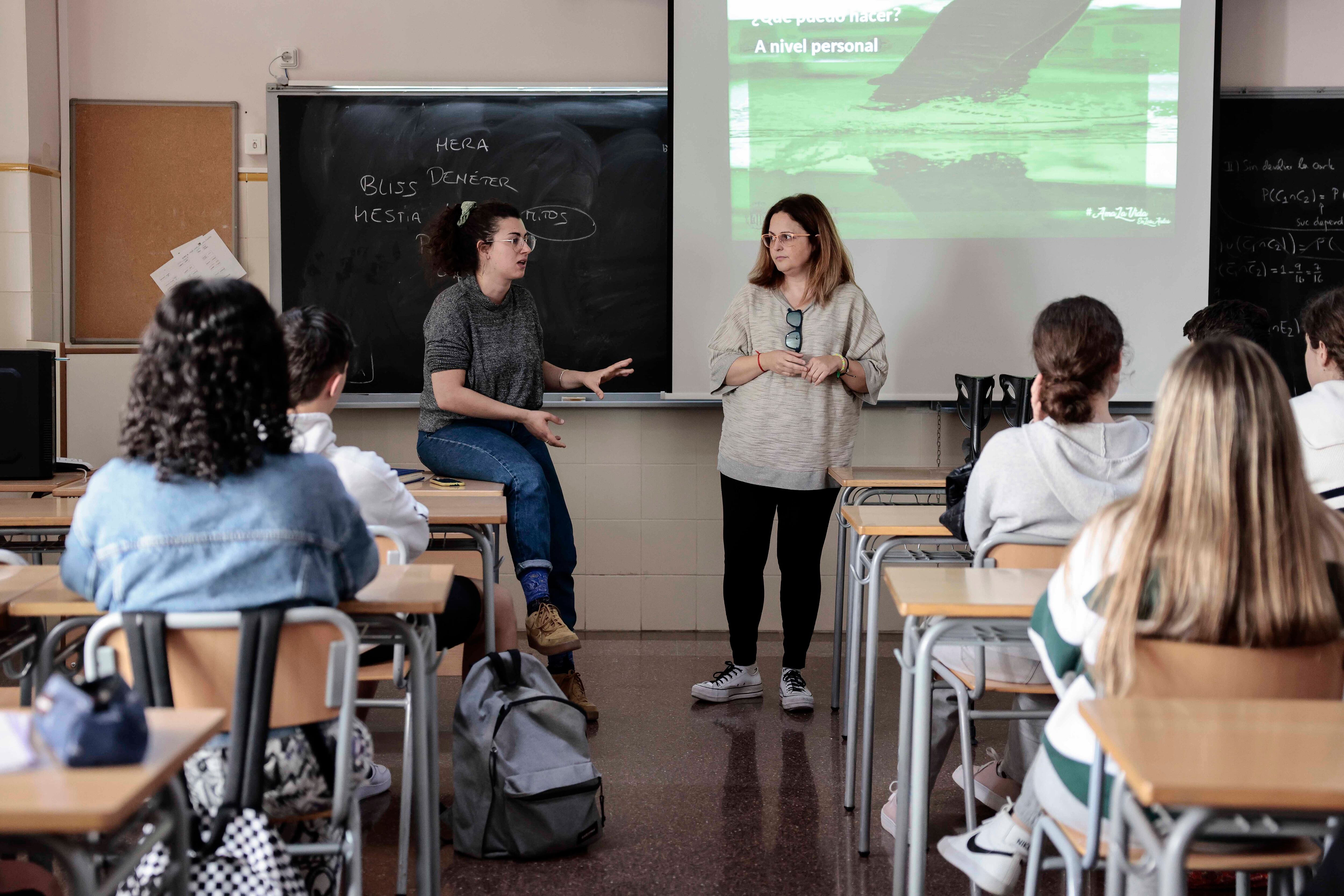 GRAFCVA2541. VALENCIA, 09/04/2023.- Estudiantes del IES Cid, en València, asisten a un taller contra el suicidio impartido por formadores de la Federación de Salud Mental de València cuando el maltrato, la incomunicación con padres que "minimizan el sufrimiento" y una autoestima minada pueden desembocar en un sufrimiento que lleva a algunos adolescentes a acabar con su vida, una realidad que un grupo de psicólogos y formadores trata de alejar de las aulas. EFE/Ana Escobar