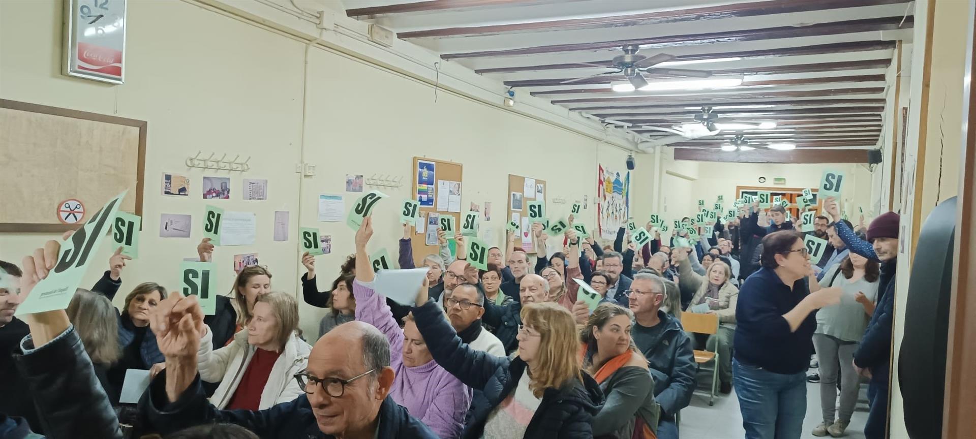 Imagen de la asamblea celebrada por inquilinos de viviendas de Aumsa, en València, sobre el aumento de sus alquileres