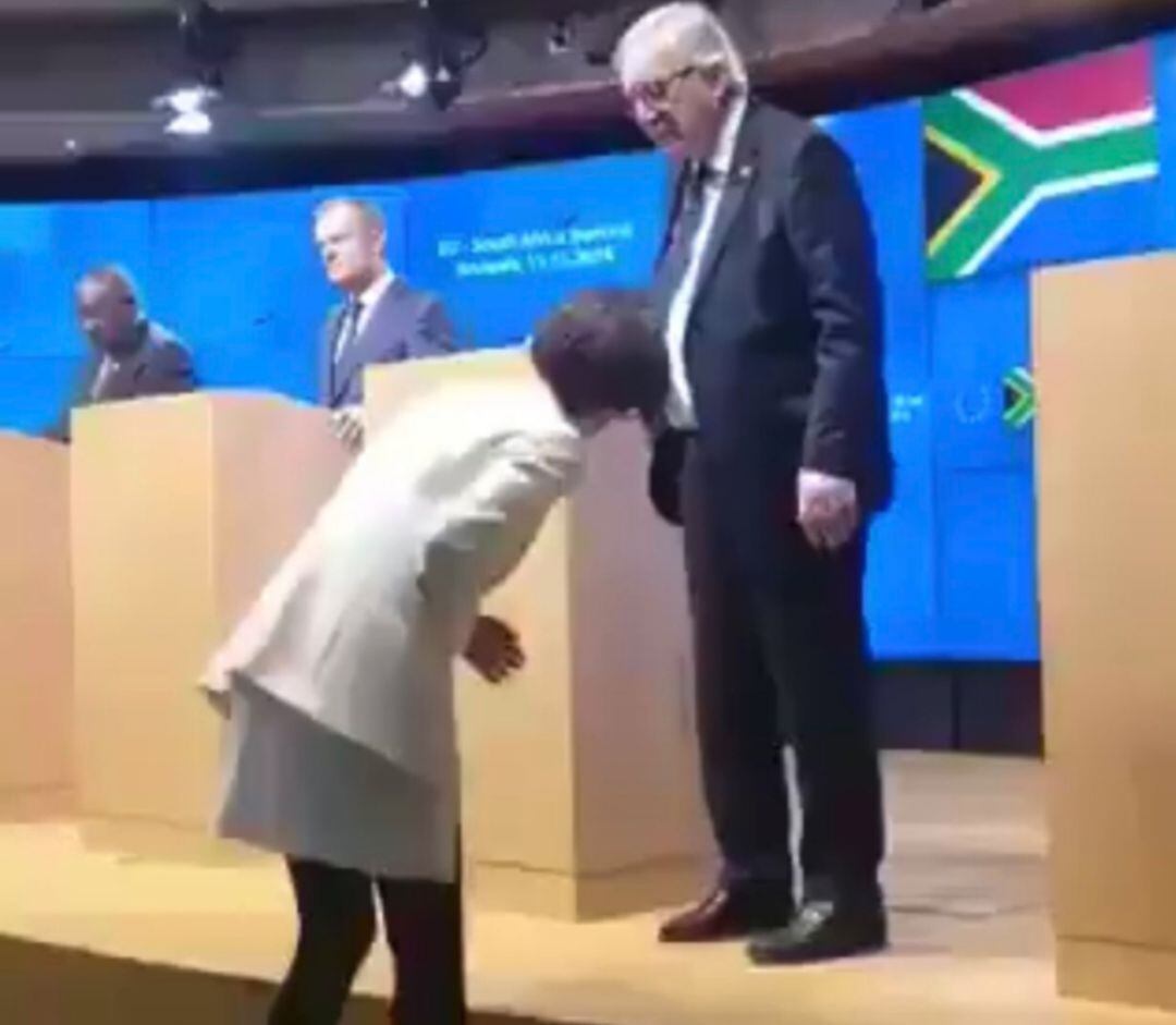 Momento en el que una azafata avisa a Juncker de que lleva un zapato de cada color