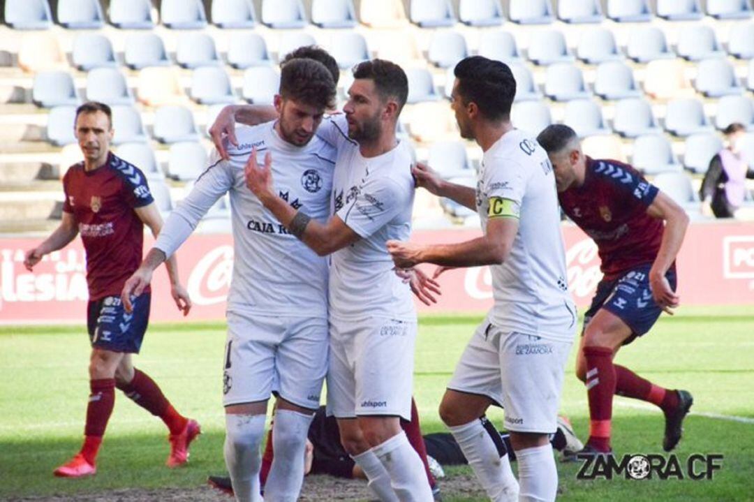 Los jugadores celebrando el tanto de la victoria