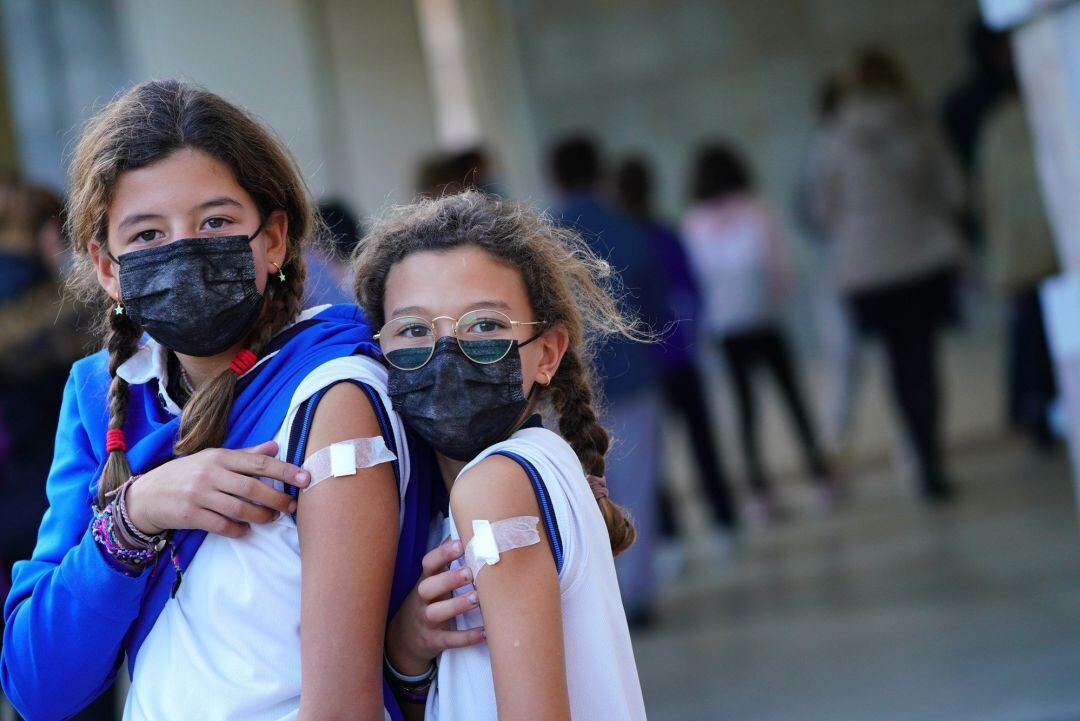 Dos niñas tras haber recibido la vacuna.