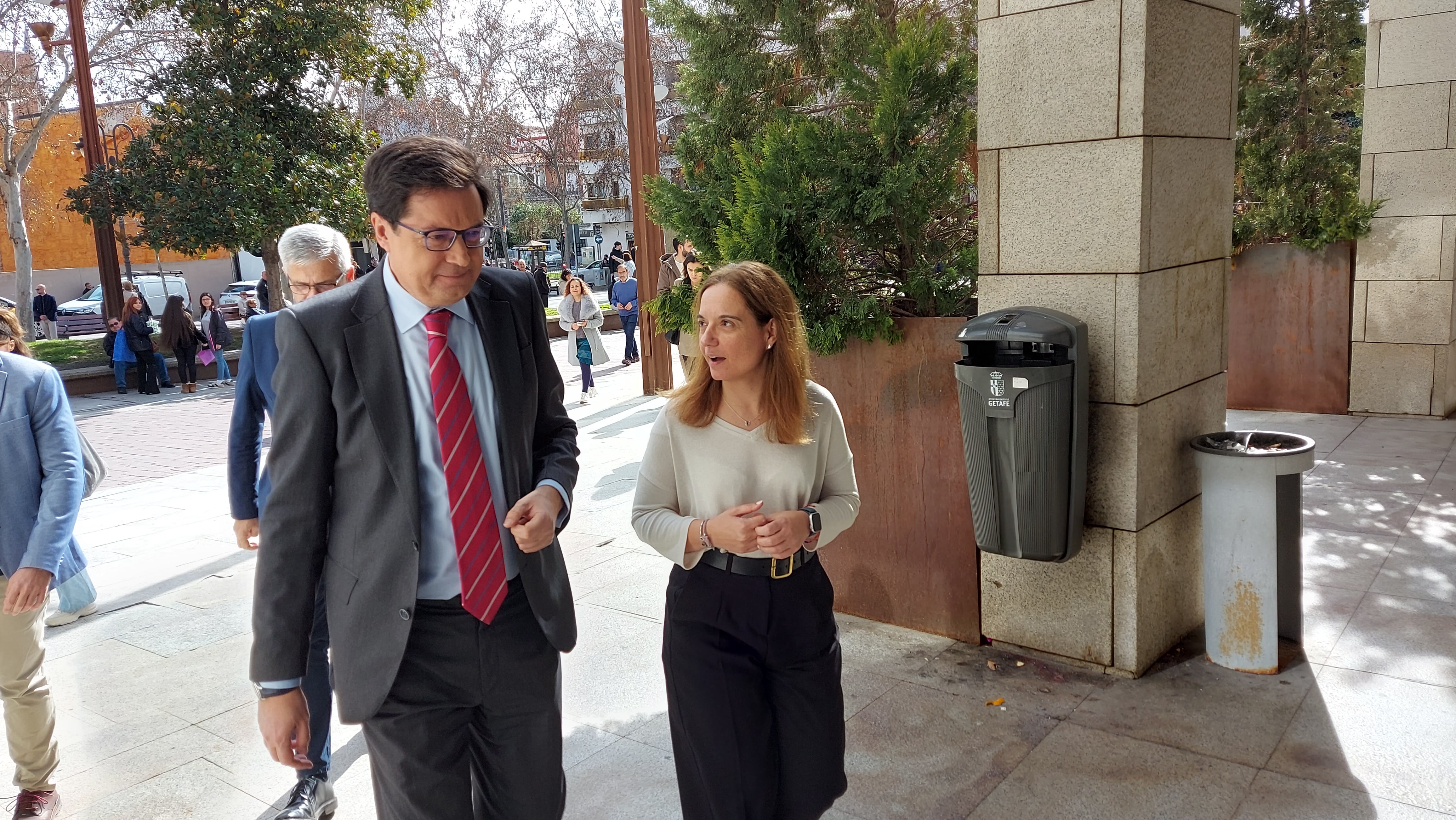 Sara Hernández, reelegida como Secretaria General del PSOE en Getafe, junto con el ministro y secretario general de PSOE-M, Óscar López. 