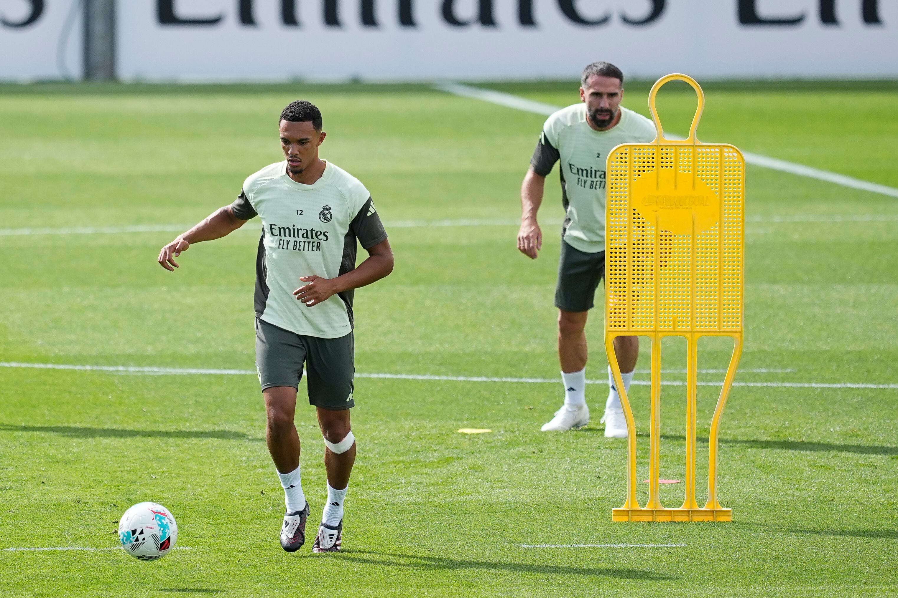 Trent y Dani Carvajal, durante un entrenamiento con el Real Madrid