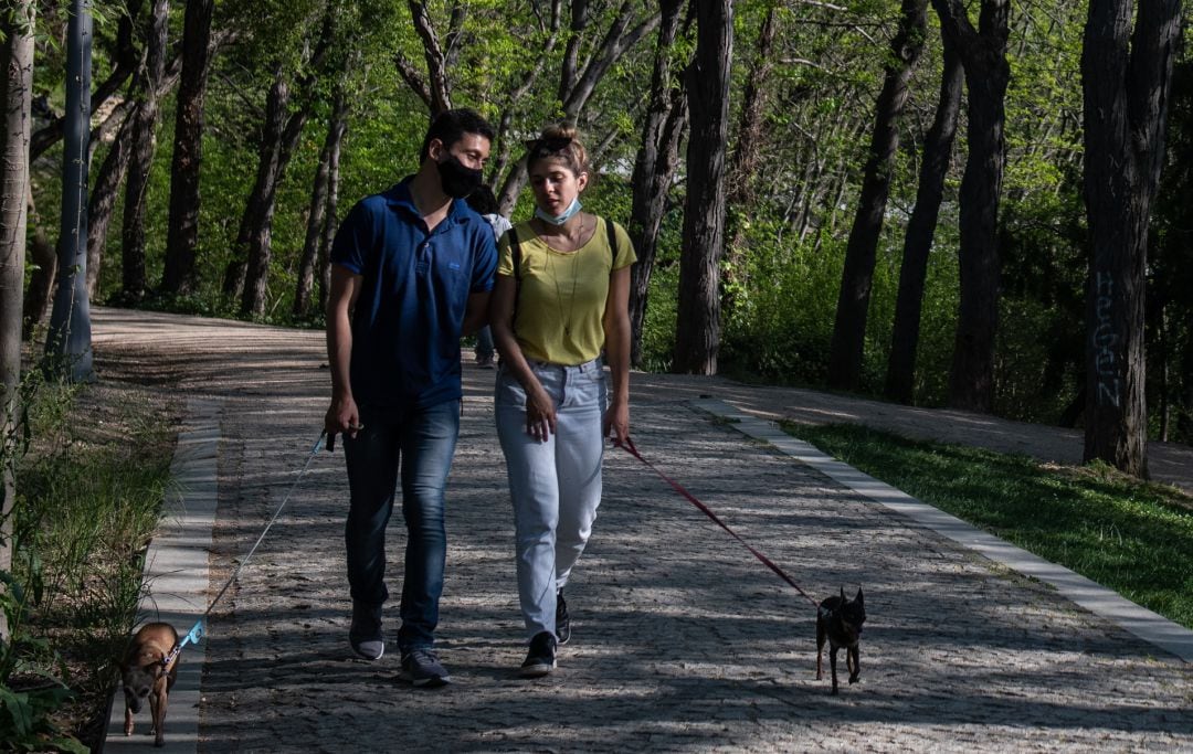 Una pareja paseando. 