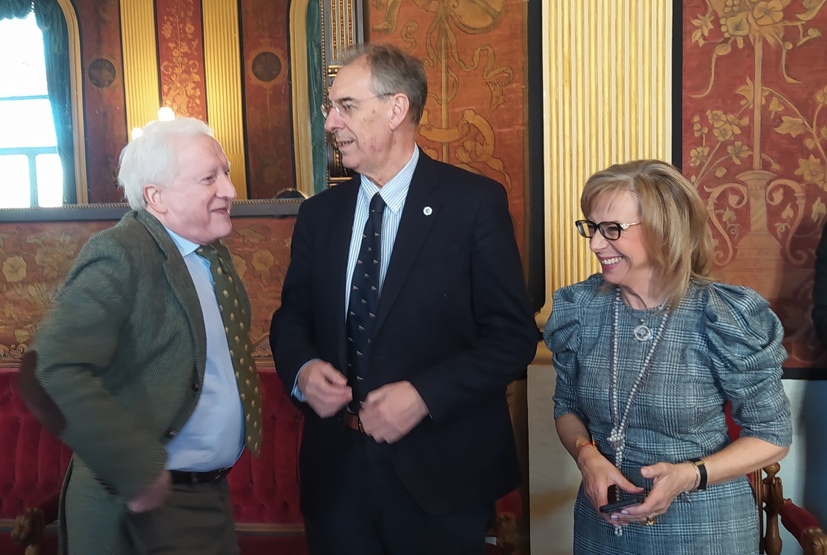 Tres de los principales representantes del tejido empresarial de Burgos, Méndez Pozo (izda), por la Cámara de Comercio, Benavente y Emiliana Molero, por la FAE