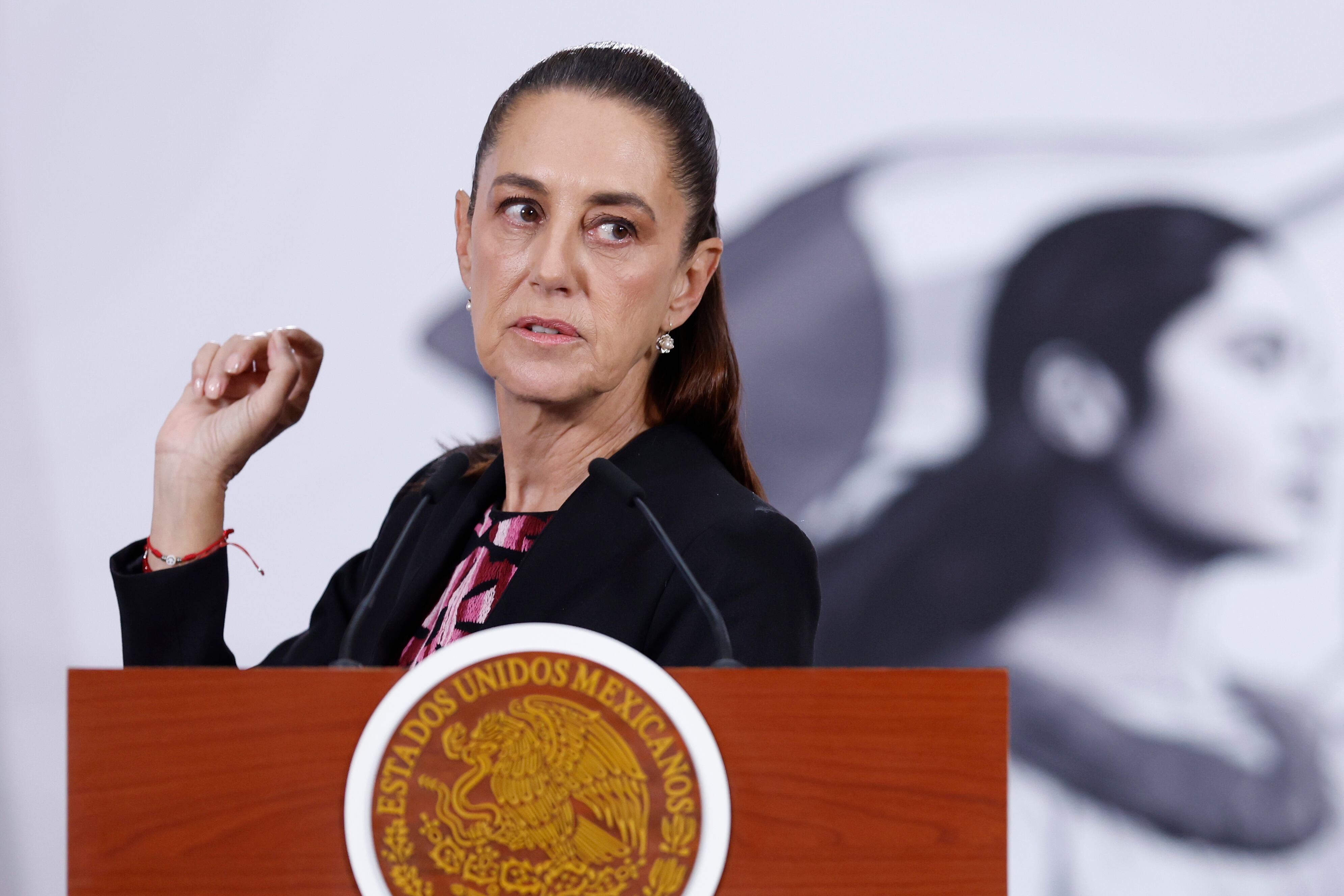 La presidenta de México, Claudia Sheinbaum, habla en una rueda de prensa este lunes