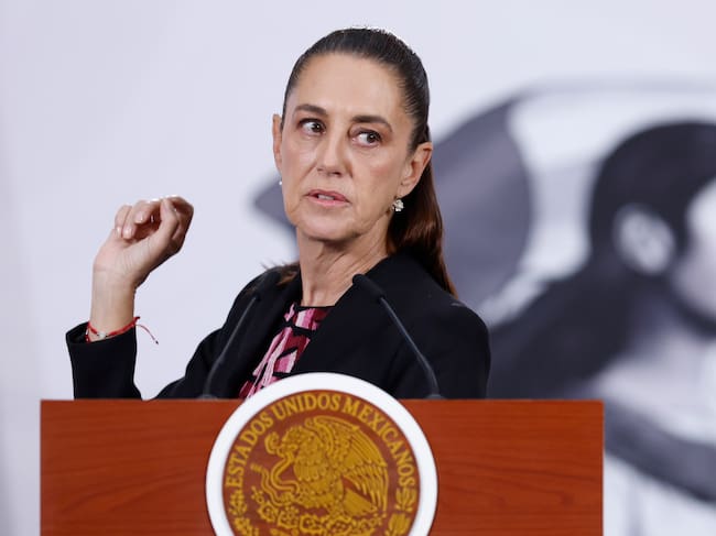 La presidenta de México, Claudia Sheinbaum, habla en una rueda de prensa este lunes