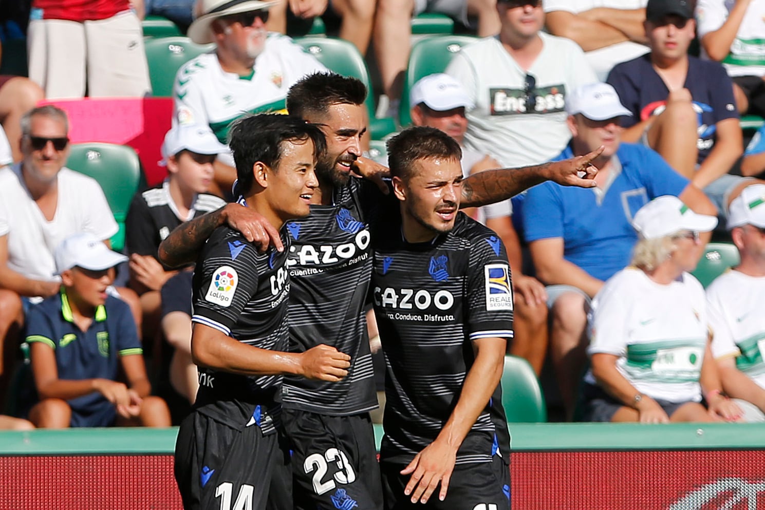 ELCHE, 27/08/2022.- El delantero de la Real Sociedad Brais Méndez (c), celebra su gol contra el Elche, durante el partido de la jornada 3 de LaLiga Santander, este sábado en el estadio Martínez Valero, Elche. EFE / Manuel Lorenzo
