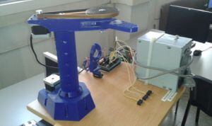 Un braç robòtic fet de peces impreses, projecte dels estudiants de l'INS Mollet