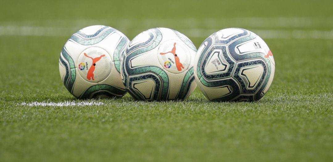 Tres balones de LaLiga, durante un calentamiento previo a un partido