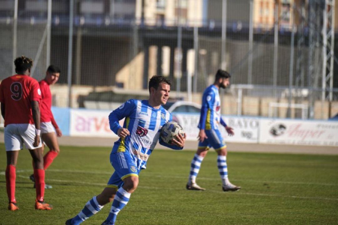 Mozo recoge el balón tras uno de los tantos de los ribereños en el reciente derbi ante el Real Burgos.