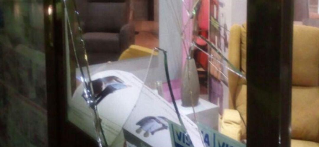 La puerta del negocio, destrozada