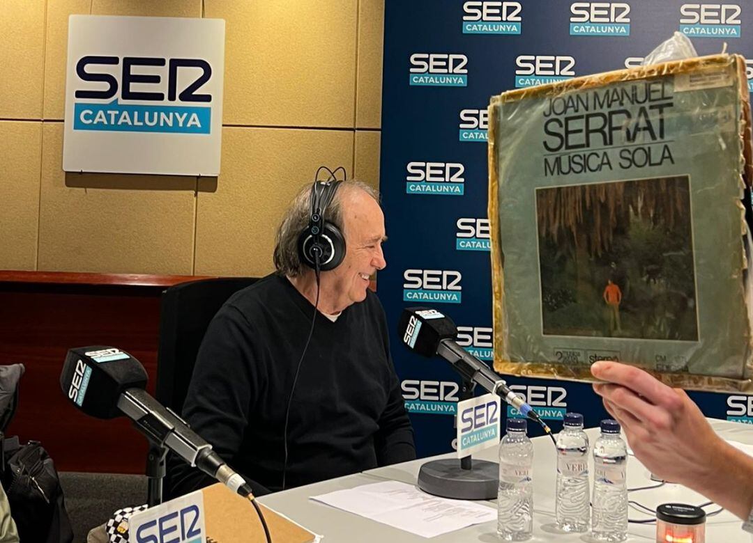 Joan Manuel Serrat i el seu disc de la discoteca de Ràdio Barcelona