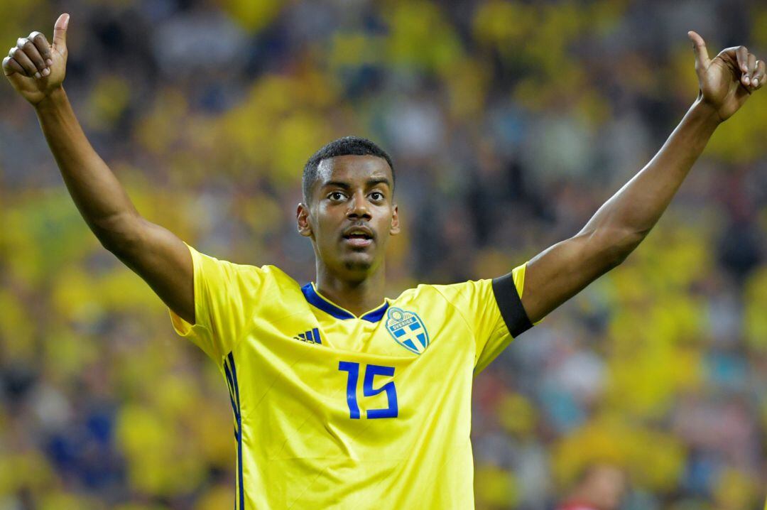 Alexander Isak hace un gesto con su selección