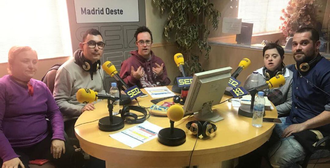 Estudios de SER Madrid Oeste con el Grupo AMÁS en el día Mundial de la radio.