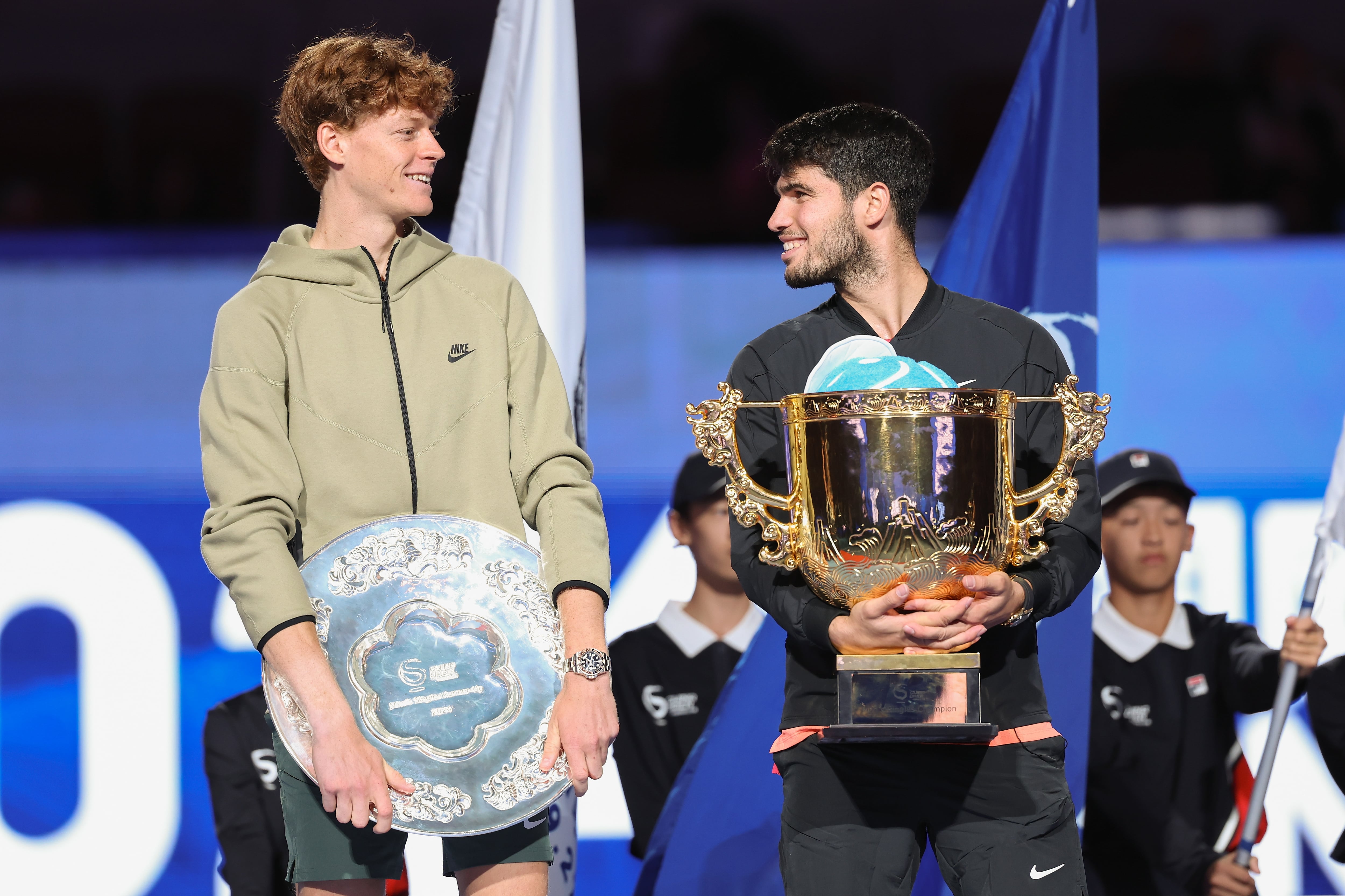 Carlos Alcaraz y Jannik Sinner, después de la final del ATP de China